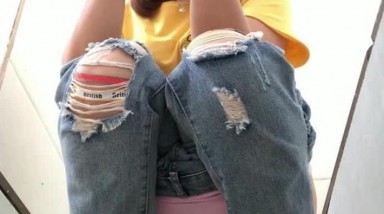 小县城沟厕厕拍上帝视角偷拍多位年轻美女的小嫩鲍 已经有几个美女起疑心了 不妙，得走了