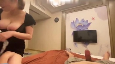 周末去足疗洗浴会所 找了个巨乳女技师按摩给她加钱提供性服务