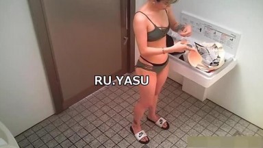 外站盗摄流出  某泳池更衣室偷窥高颜值好身材美女更换内衣乳贴的全程记录