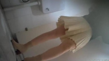 科技园女厕厕拍百褶裙短筒靴气质型少妇 刮过毛的充血唇肉玩起来特爽