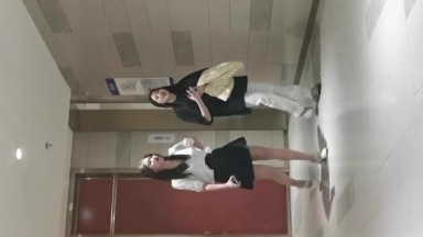 女厕厕拍 商场女厕全景偷拍两位漂亮大美女