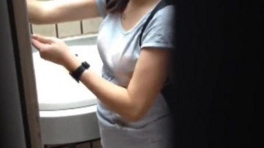 十月最新原创厕拍系列  躲在商场女厕偷拍到两个美女嘘嘘，一个妹子多毛一个貌似白虎