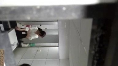 2022精品厕拍大神潜入商场隔板女厕 移动高清偷拍美女嘘嘘挂工作牌的女神级美女逼逼没啥毛真干净