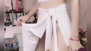 某音女主播pk惩罚 直接露逼 现在直播都这么直接了吗 看到一只大鲍鱼飞到你面前 伴随着那两叫声 让我上头