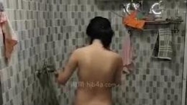 海角社区牛逼大神强上18岁粉嫩柔弱的表妹后续 老姨夫出去盖房子，我偷偷去他家找表妹表妹的水都喷到镜头上了！