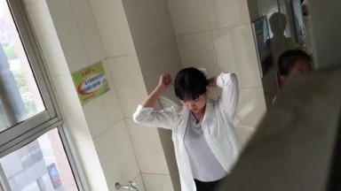 厕拍培训机构有个高跟美女貌似在换衣服脱光了尿尿