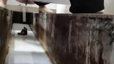 地窖传说系列 厕拍超近距离贴B手法偷拍黑衣少妇