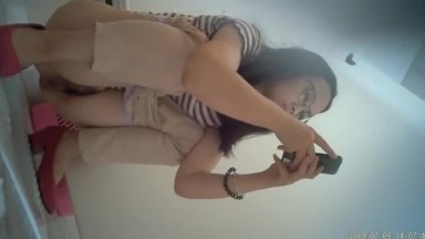 科技园女厕厕拍条纹衫浅红高跟眼镜美女,鲜嫩泛红的无毛唇肉直接开撸