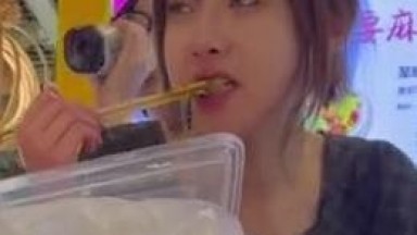 【最新 极品 抄底】KFC原创 超美气质靓女 冬日短裙光腿 意外偷拍到反差脏内内 一副冷傲欠操的表情 超清4K原版