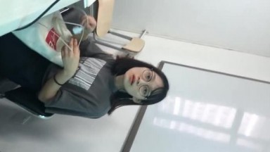 厕拍大学校园一路跟踪偷拍漂亮学妹的小肥鲍