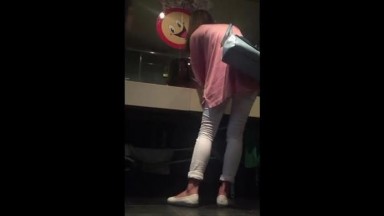 大神潜入餐厅女厕拍近距离连拍多位年轻的美少妇的小黑鲍