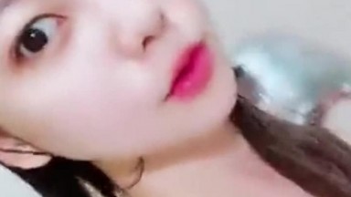 高颜值美眉自拍 这颜值真的爱了 看着好清纯 身材也好 鲍鱼也粉嫩