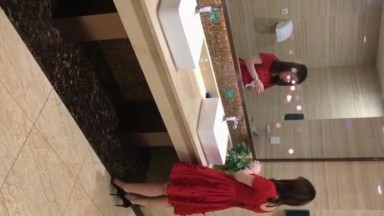 厕拍酒店婚礼拍到一个穿大红连衣裙的漂亮伴娘 （原档）