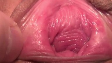 美女的肉逼干干净净，抠出来的水都是没有颜色的，特写震撼