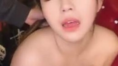 你咋那么贱呢，啊~啊~  你听见没，贱兮兮的大奶在KTV被豪主调教，这玩法刺激到姥姥家了！