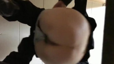 办公楼厕拍大神超近距离贴B拍 制服高跟少妇的小黑鲍