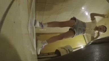 11月女厕厕拍 朋友聚会KTV厕拍可爱的妹妹香菜尿尿呕吐