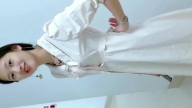 厕拍极品漂亮白裙子女神尿尿,拍完她逼后还跟她搭茬,逗的小姐姐笑得合不拢嘴