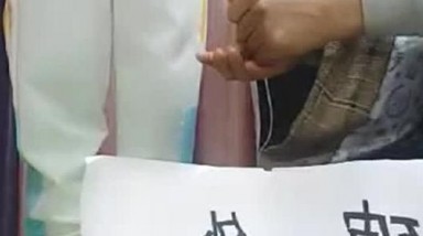 牛逼小哥镜头前演绎8000块找少女破处，一男三女一起玩，棉签插逼验货，鸡巴摩擦阴蒂使劲往里插妹子都哭了