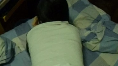 一边挨草一边给家里人打电话