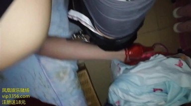 吃完饭偷操眼镜小女友,茶余饭后啪啪扶着高跟插入,丝袜没脱叫着要大鸡巴插,被搞喷水高颜值露脸