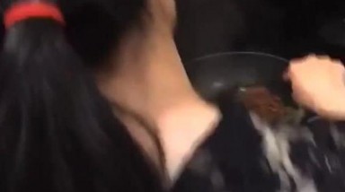 【家有骚妻】下班回家，在厨房忙活炒红烧牛肉，老公掀起黑丝后入