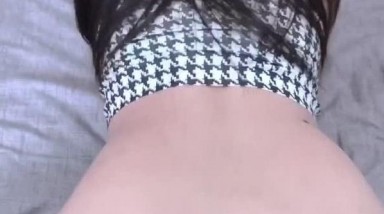 年轻少女小姐姐，这样子打扮好勾引人，在床上这么妩媚直接拉过来艹，裤子都不脱，侧边就插入！