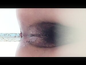 大神潜入外语学院女厕多角度偷拍 美女尿尿洋同学的干净无毛逼里挂着一条线