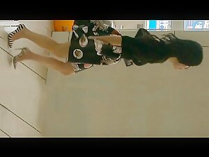 服装城女厕偷拍两位高跟美女的水润嫩逼